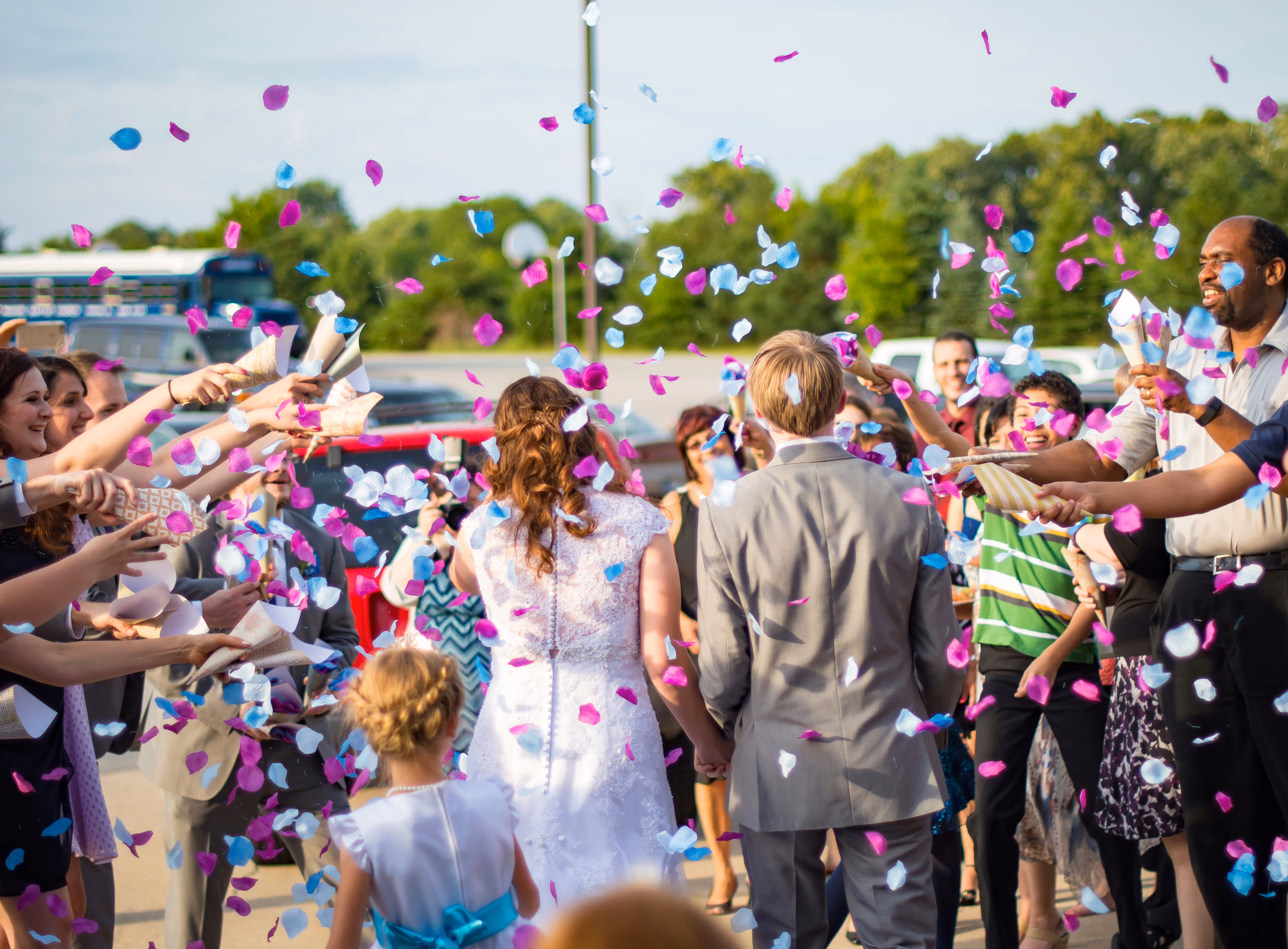 Brudparet går ut tillsammans efter vigseln med gäster som applåderar