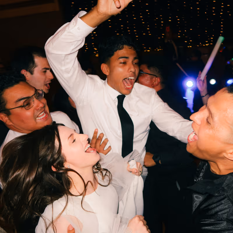 Dansglädje på privat fest med DJ, fullt dansgolv och festbelysning