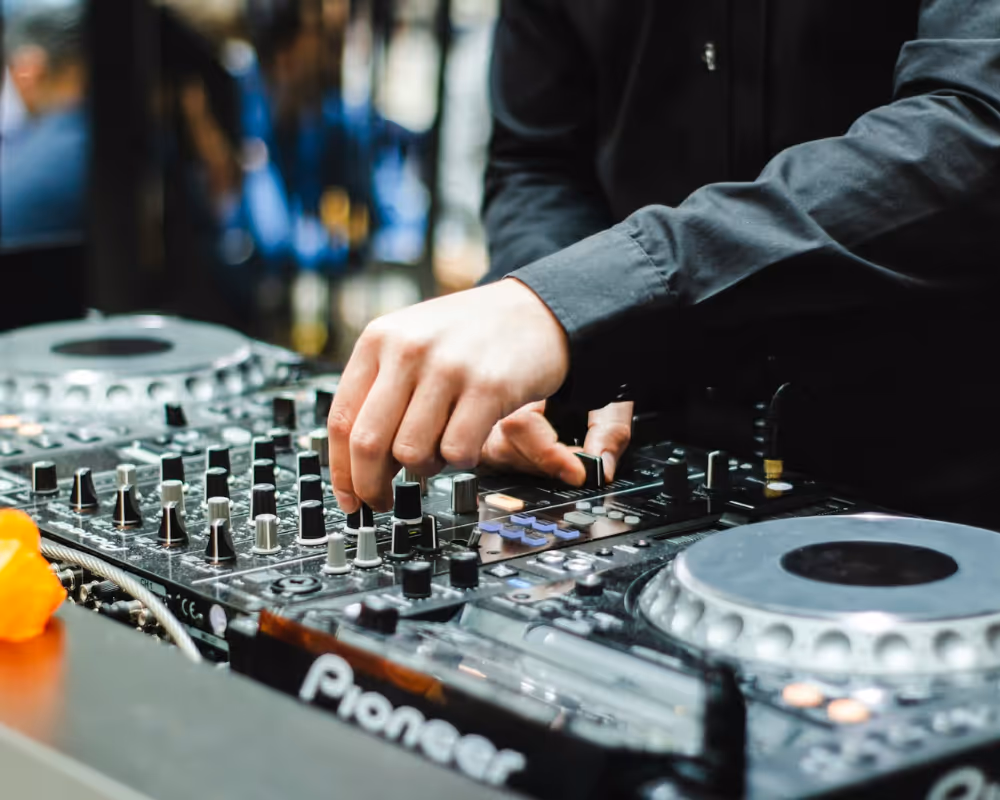DJ som spelar musik på en fest med professionell DJ-utrustning