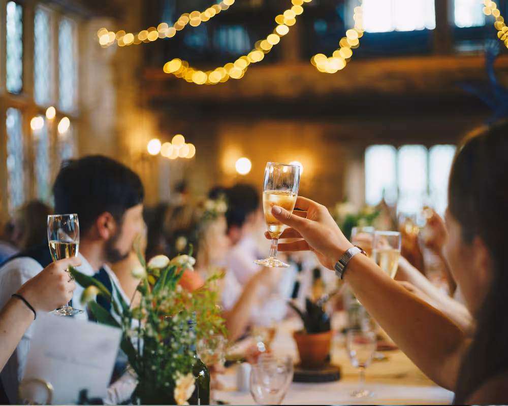 Skål under företagsevent med middagsdukning och varm stämningsbelysning