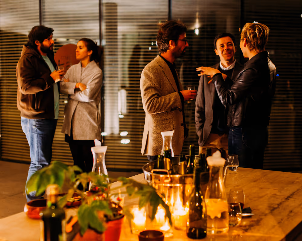 Mingel på företagsevent med gäster, dryck och stämningsfull belysning