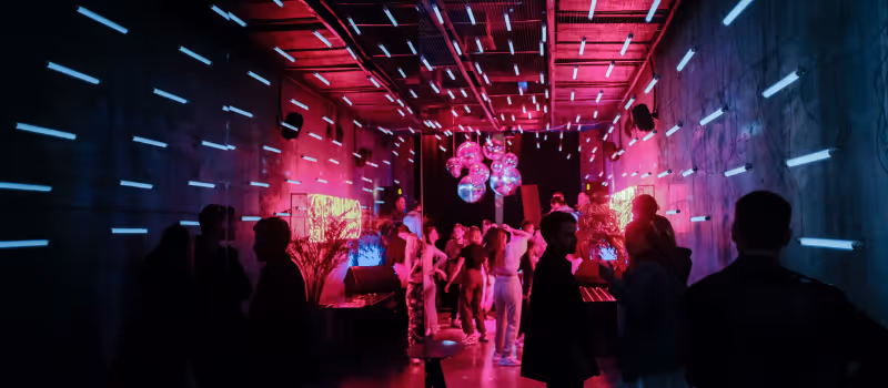 En fest med rosa och blå partyljus