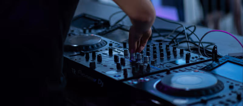 Närbild på DJ som spelar härlig musik för en publik utomhus