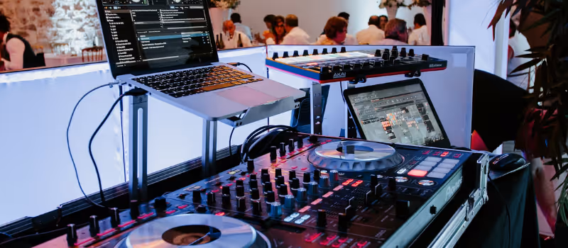 DJ i Stockholm som mixar live på ett mingel med professionell utrustning