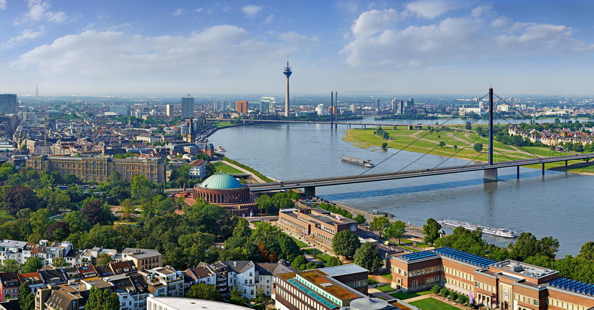 Luftaufnahme der Düsseldorfer Innenstadt mit Rhein und Rheinturm – Gastgeberstadt der ZOON PODCAST WEEK, bei der Live-Podcasts an besonderen Orten in der ganzen Stadt erlebbar werden.