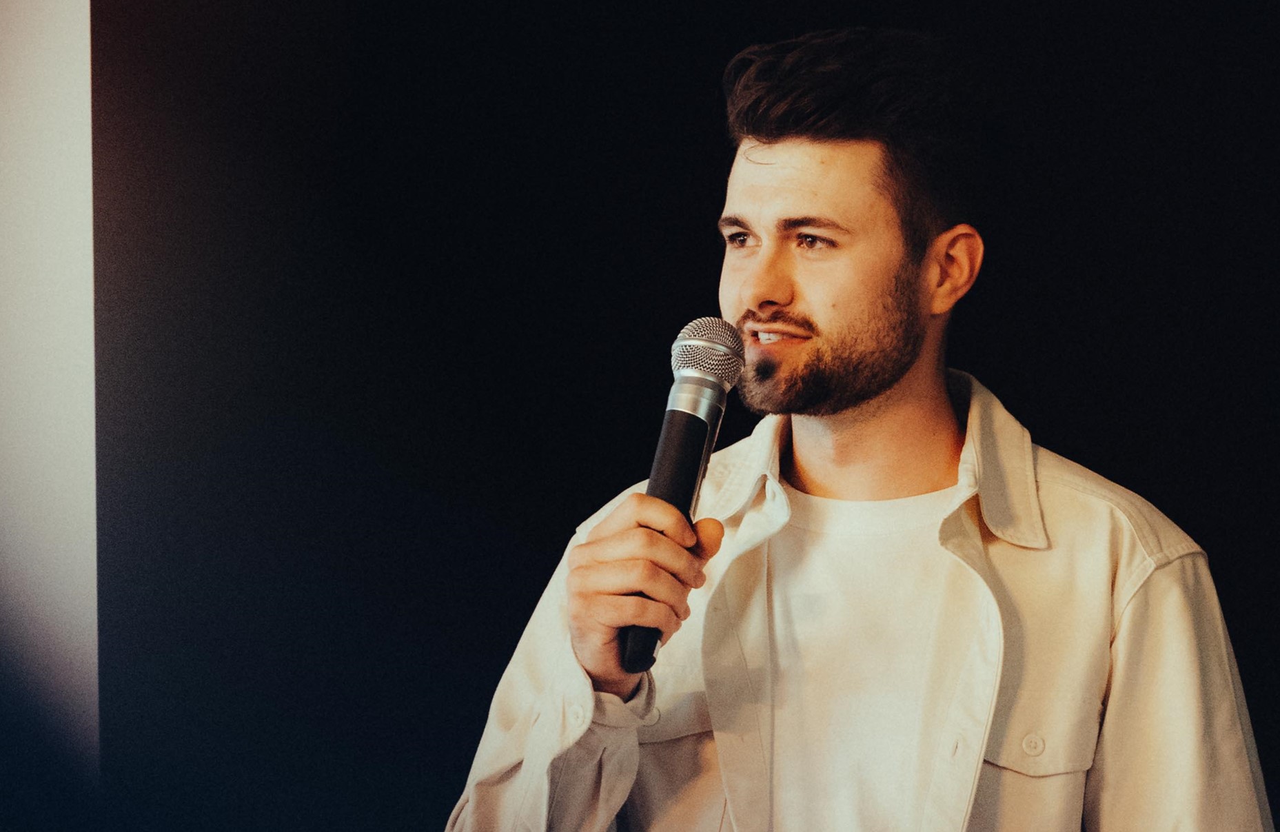 Manuel Iseli Mikrofon und spricht vor dem Publikum