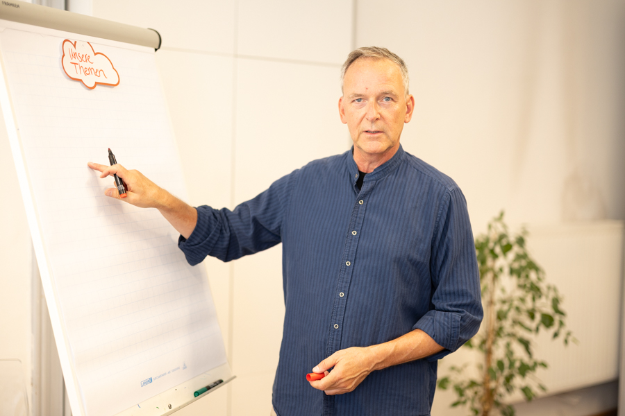 Sven Gillissen erklärt den Mediationsablauf am Flipchart