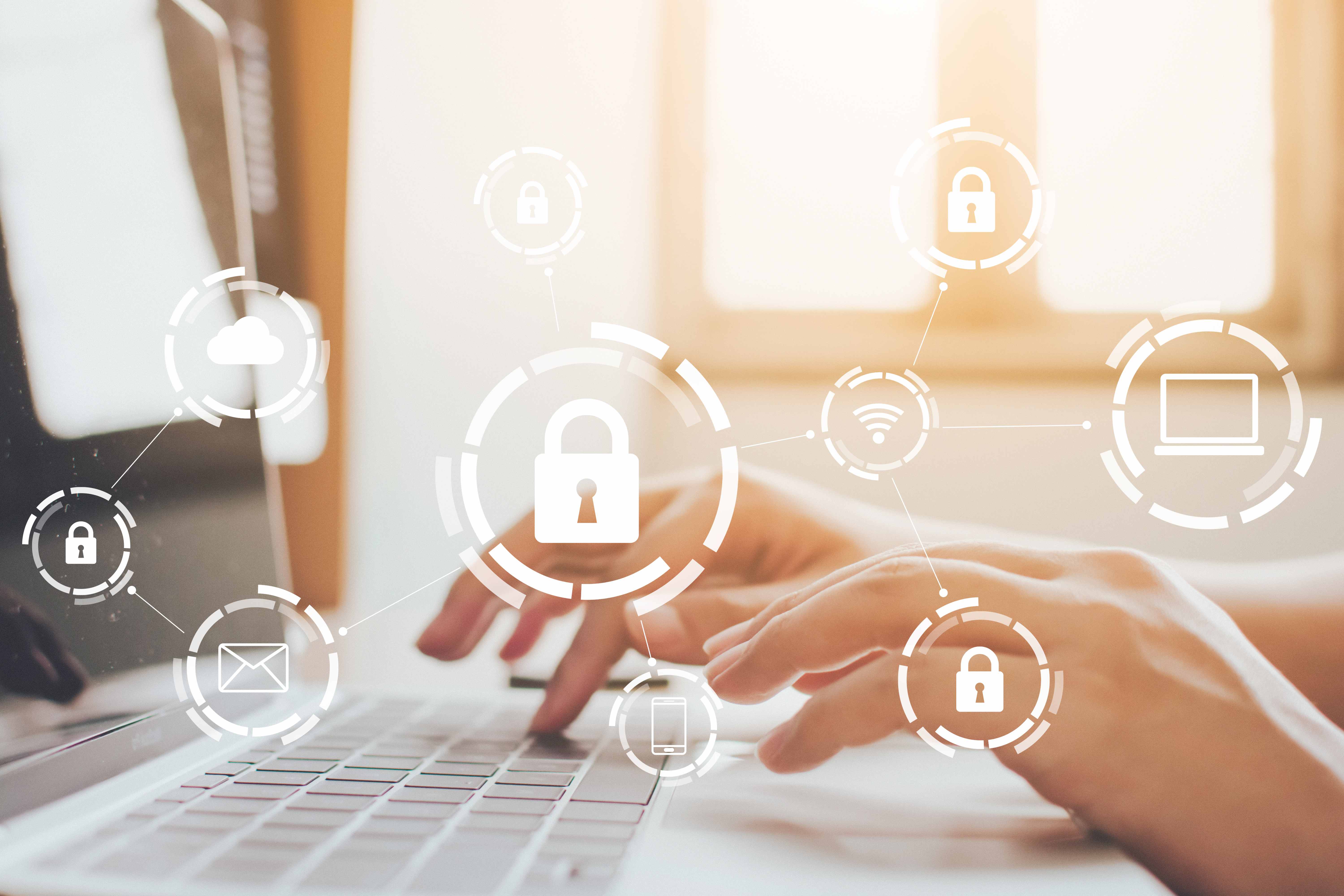 Person tippt auf Laptop auf hellem Hintergrund mit Symbolen für Datenschutzerlaubnis und Sicherheit.