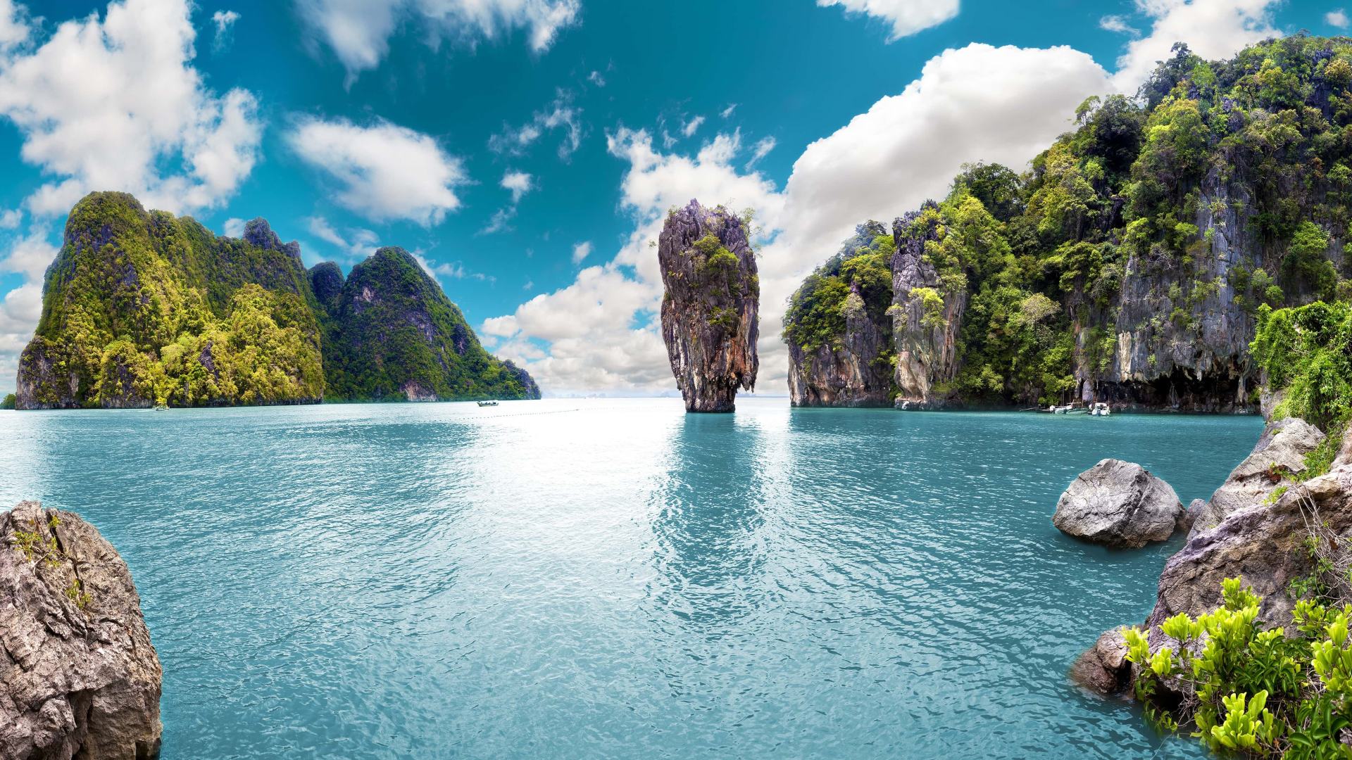 Vietnam mit Felsen, Wasser und Booten