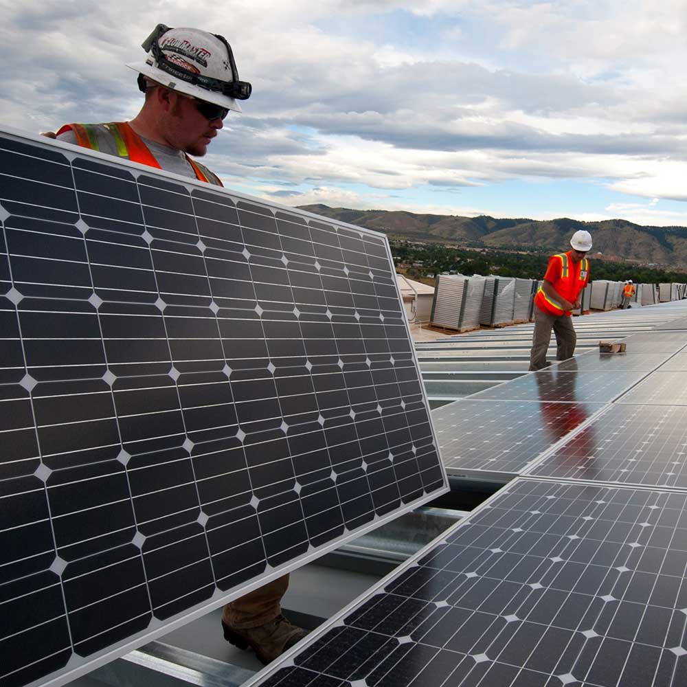 Muž pokládající solární panel.