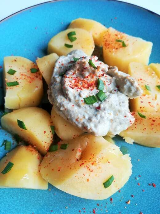 Pommes de terre nappées de crème sûre aux herbes fraîches