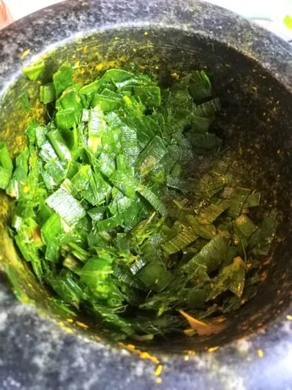 Herbes fraîches à piler au mortier