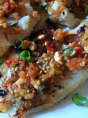 Poisson à la pâte d'ail lacto-fermenté