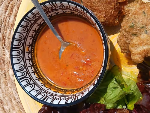 Sauce piquante crue à base de différents aliments fermentés