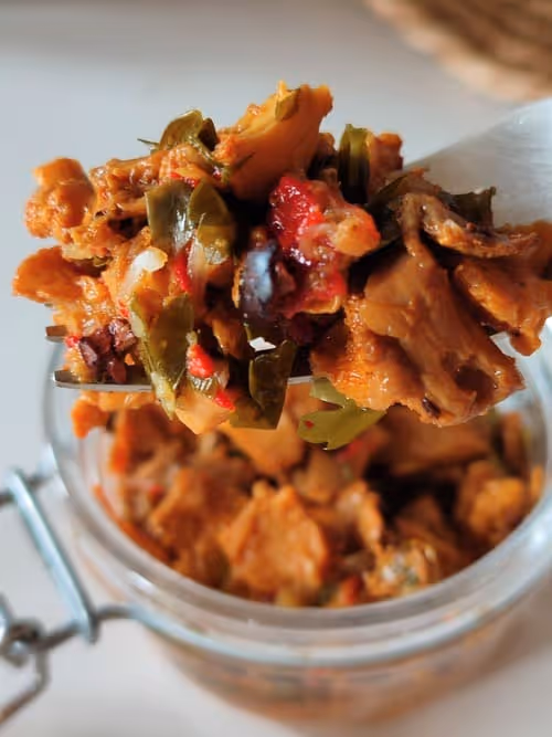 Girolles lacto-fermentées au piment d'Espelette et à la fève crue de cacao