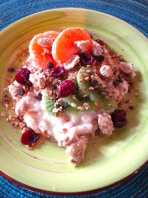 Porridge cru d'amazaké de riz aux fruits frais de saison