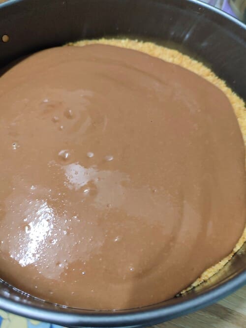 On étale la crème crue d'amazaké au cacao cru par-dessus e biscuit