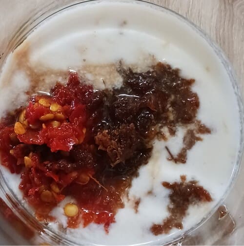 Tous les ingrédients sont versé dans un récipient