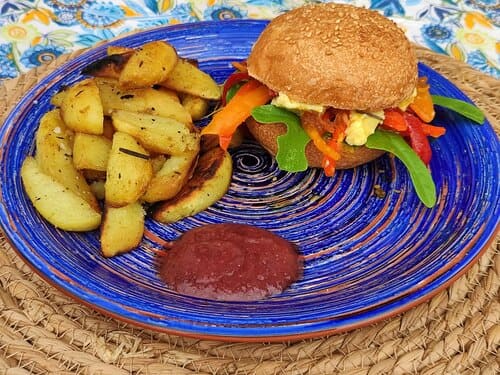 Burger aux achards lacto-fermentés de poivrons et à la crème de girolles lacto-fermentées