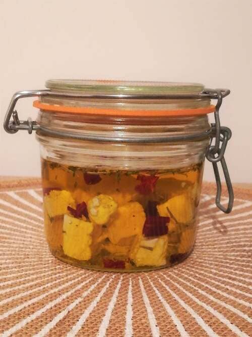 Frmage de type feta réalisé avec le lait de repos de grains de kéfir de lait