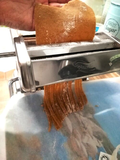 Découpe des tagliatelles à l'aide d'un laminoir