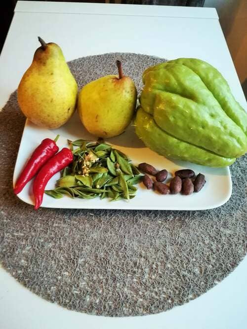 Kaktugi de chouchou et poire aux éclats de fève crue de cacao