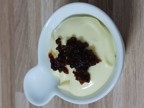 Ajout d'ail fermenté au miel