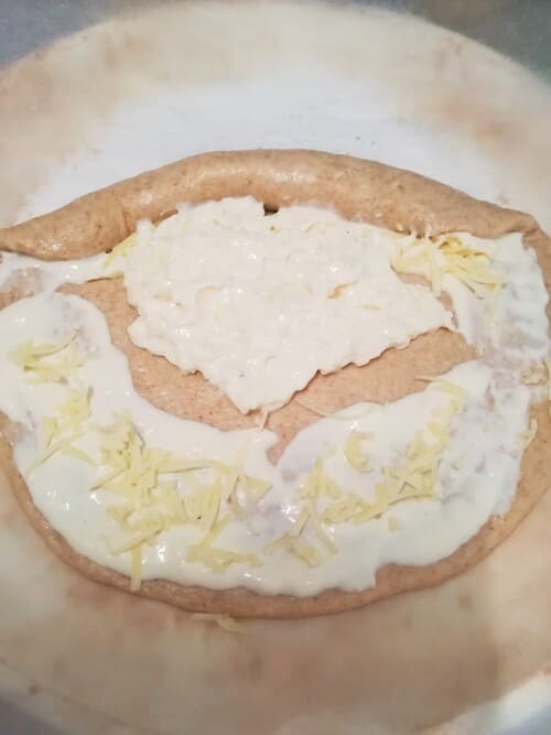 Façonnage du khachapuri d'Adjarie