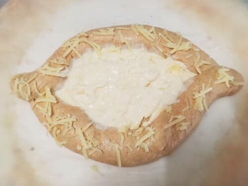 Khachapuri d'Adjarie prêt à être enfourné