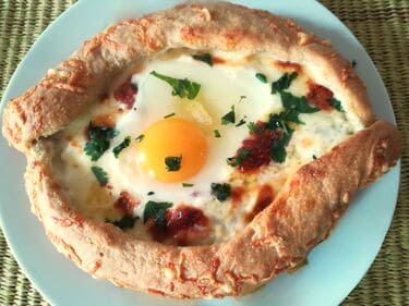 Khahapuri d'Adjarie au levain et au matsoni