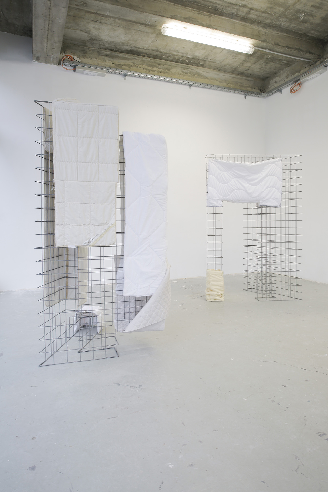 Kunstwerk mit Decken von Carlotta Lösch-Will