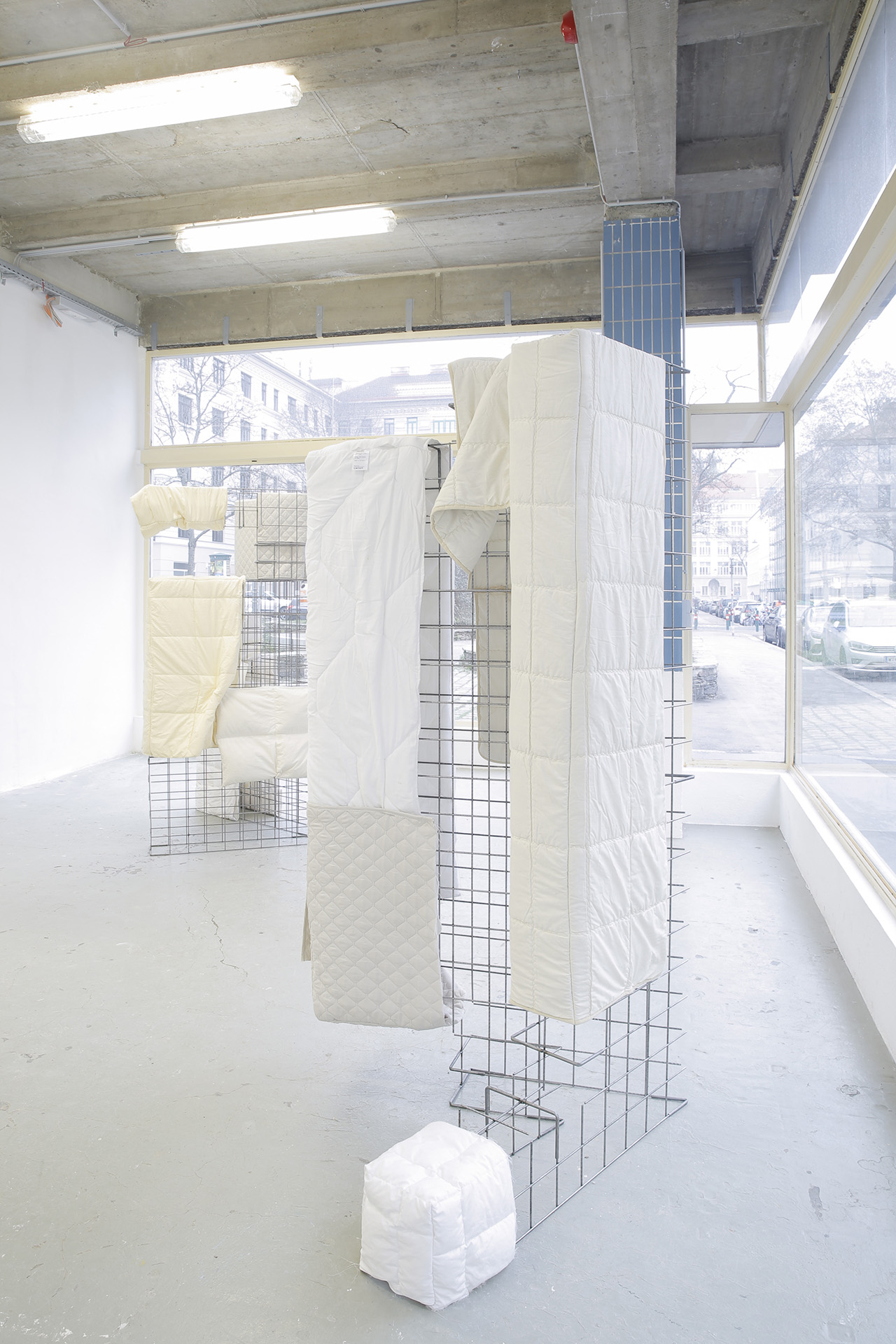 Kunstwerk mit Decken von Carlotta Lösch-Will