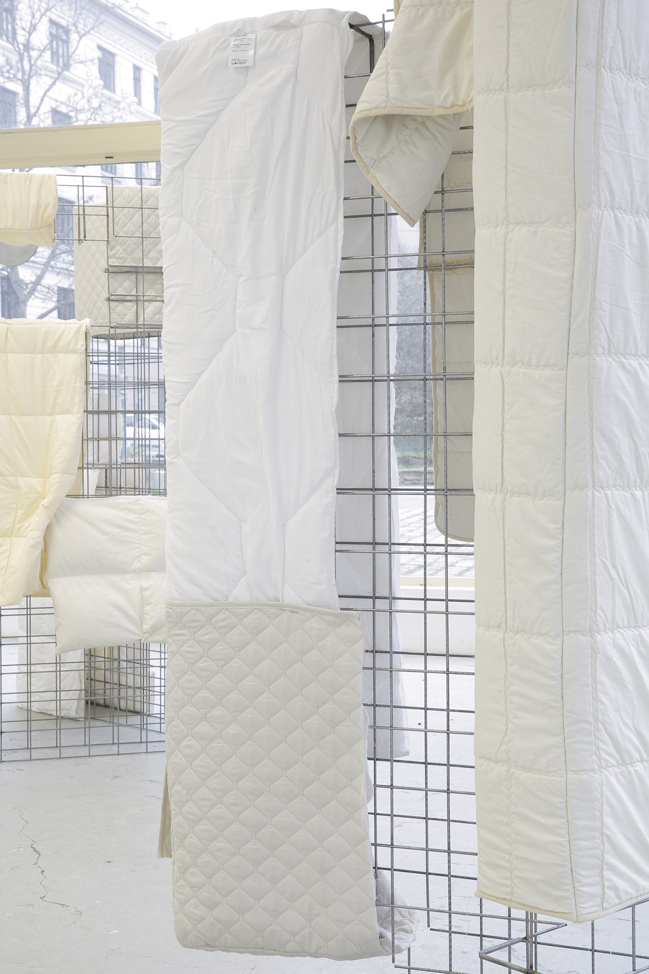 Kunstwerk mit Decken von Carlotta Lösch-Will