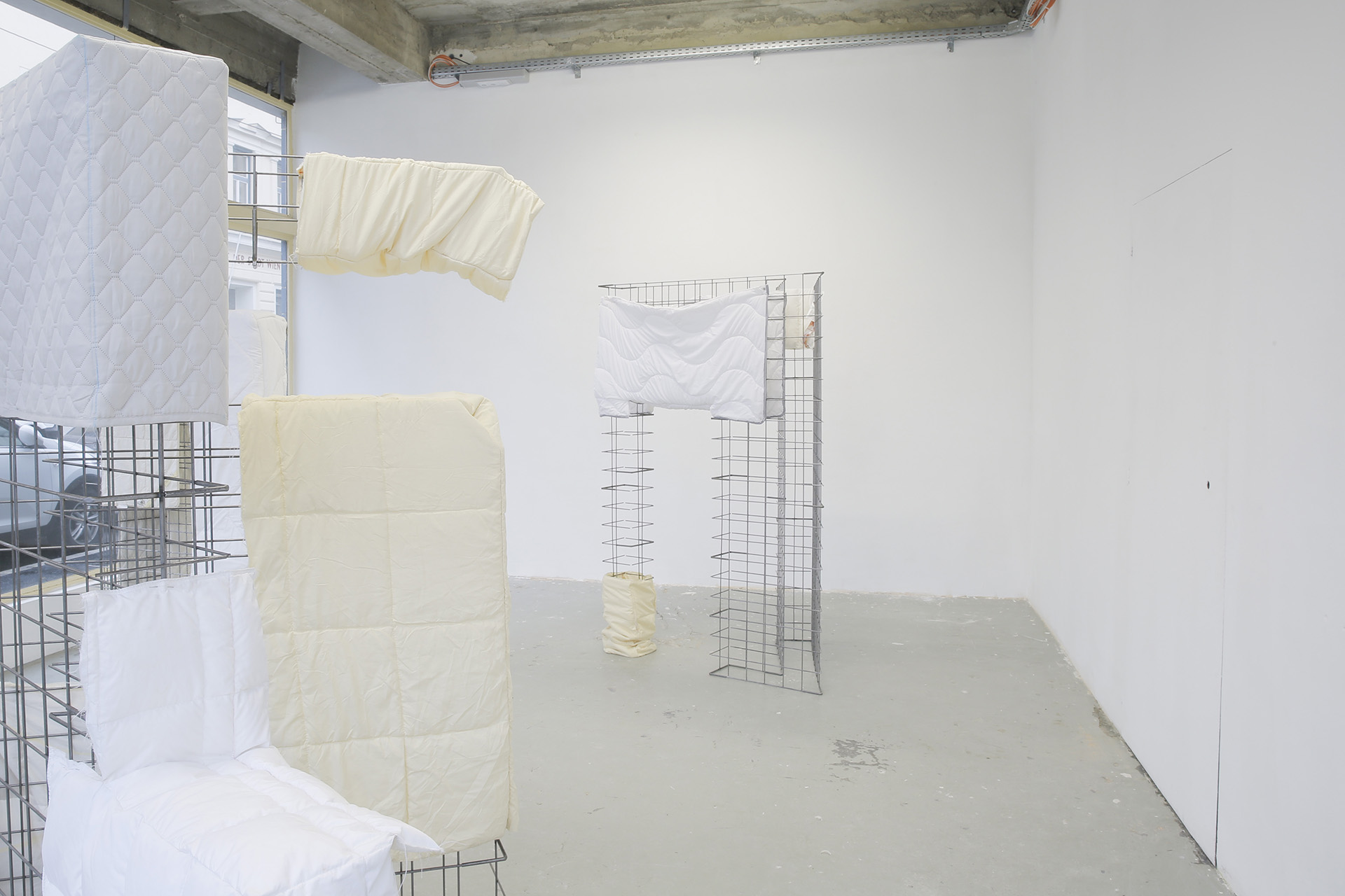 Kunstwerk mit Decken von Carlotta Lösch-Will