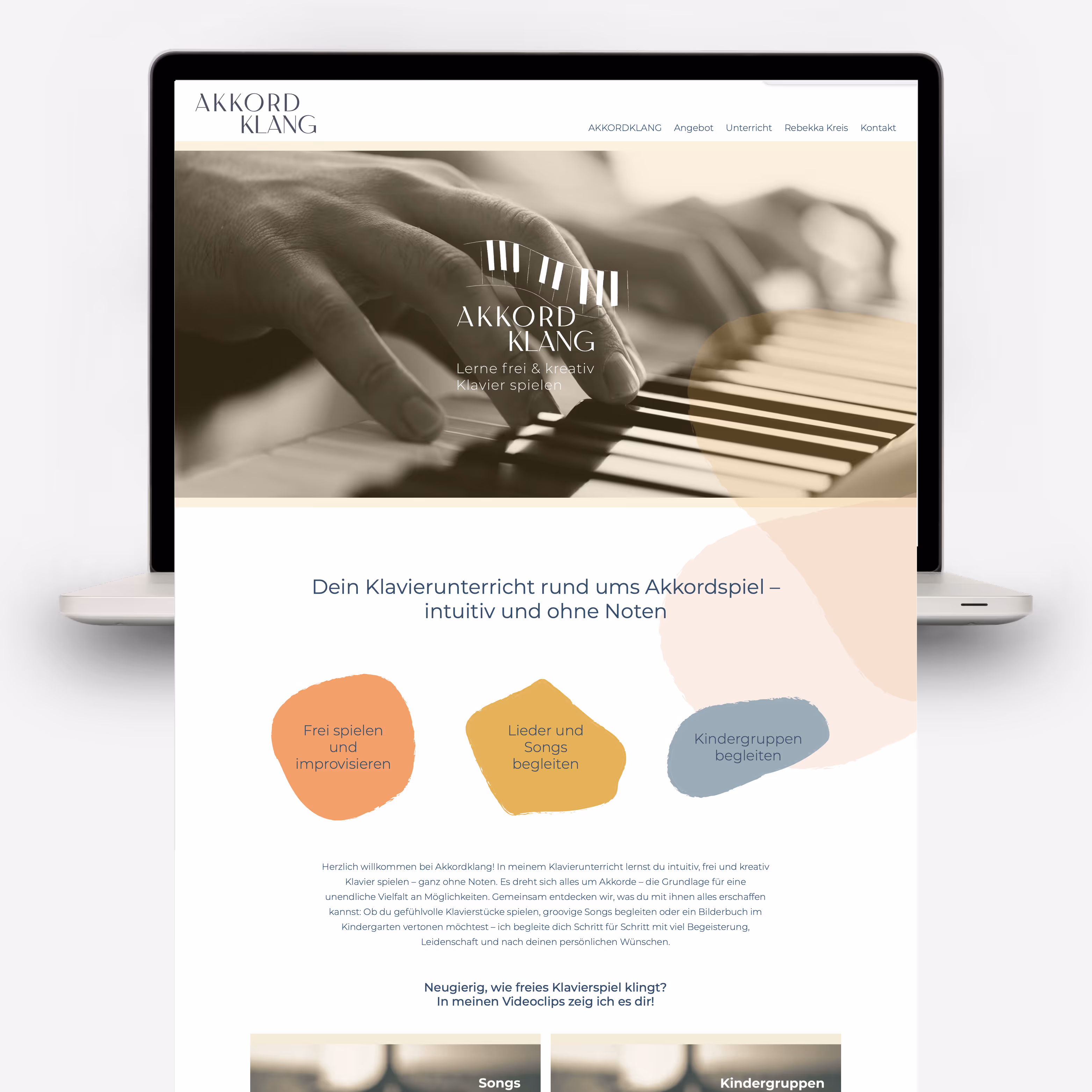 Klavier spielen lernen mit Akkorden: Sanftes Branding mit Logo, Briefschaften und Website in zarten Duplex-Farben. Ruhe und Leichtigkeit, die berührt.