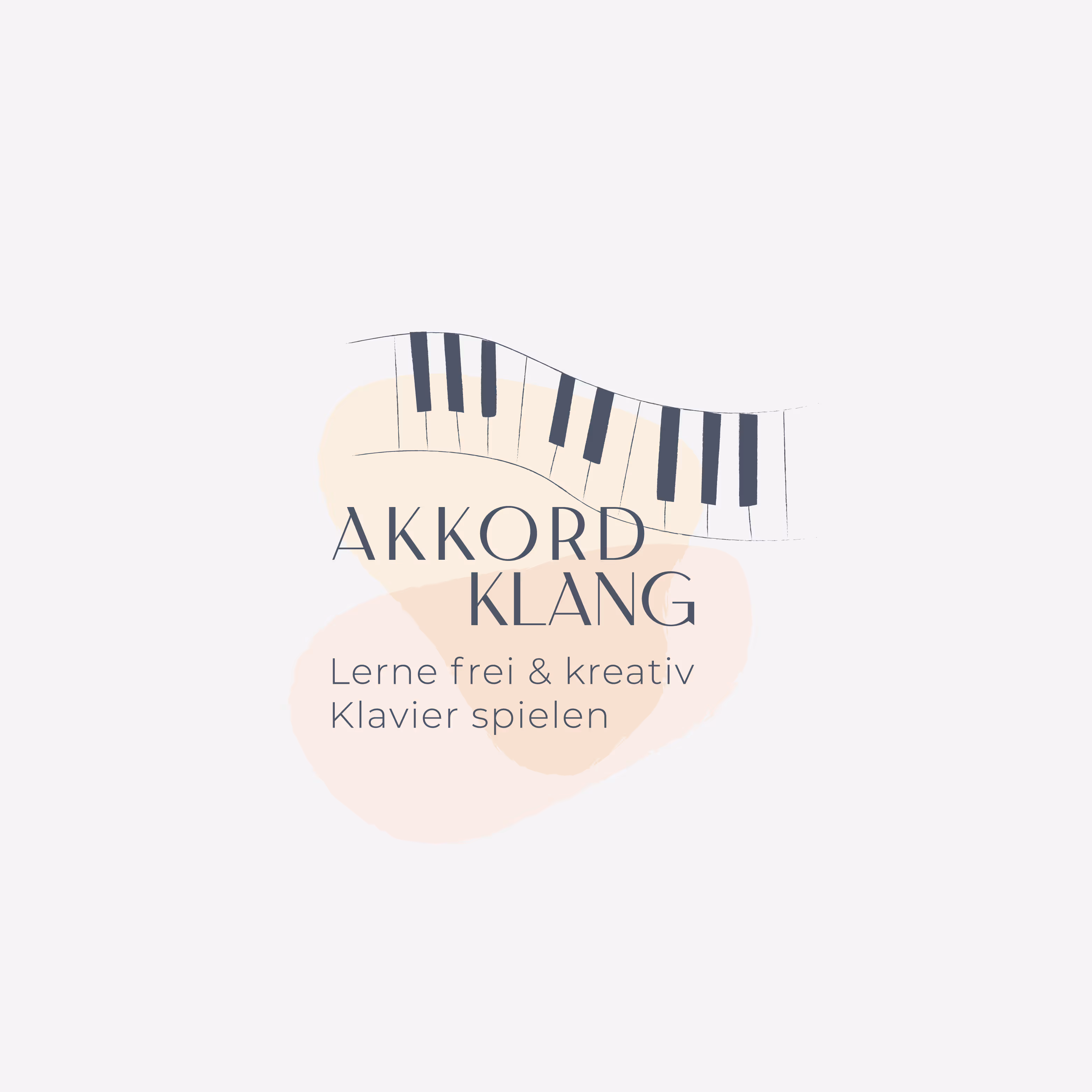 Klavier spielen lernen mit Akkorden: Sanftes Branding mit Logo, Briefschaften und Website in zarten Duplex-Farben. Ruhe und Leichtigkeit, die berührt.