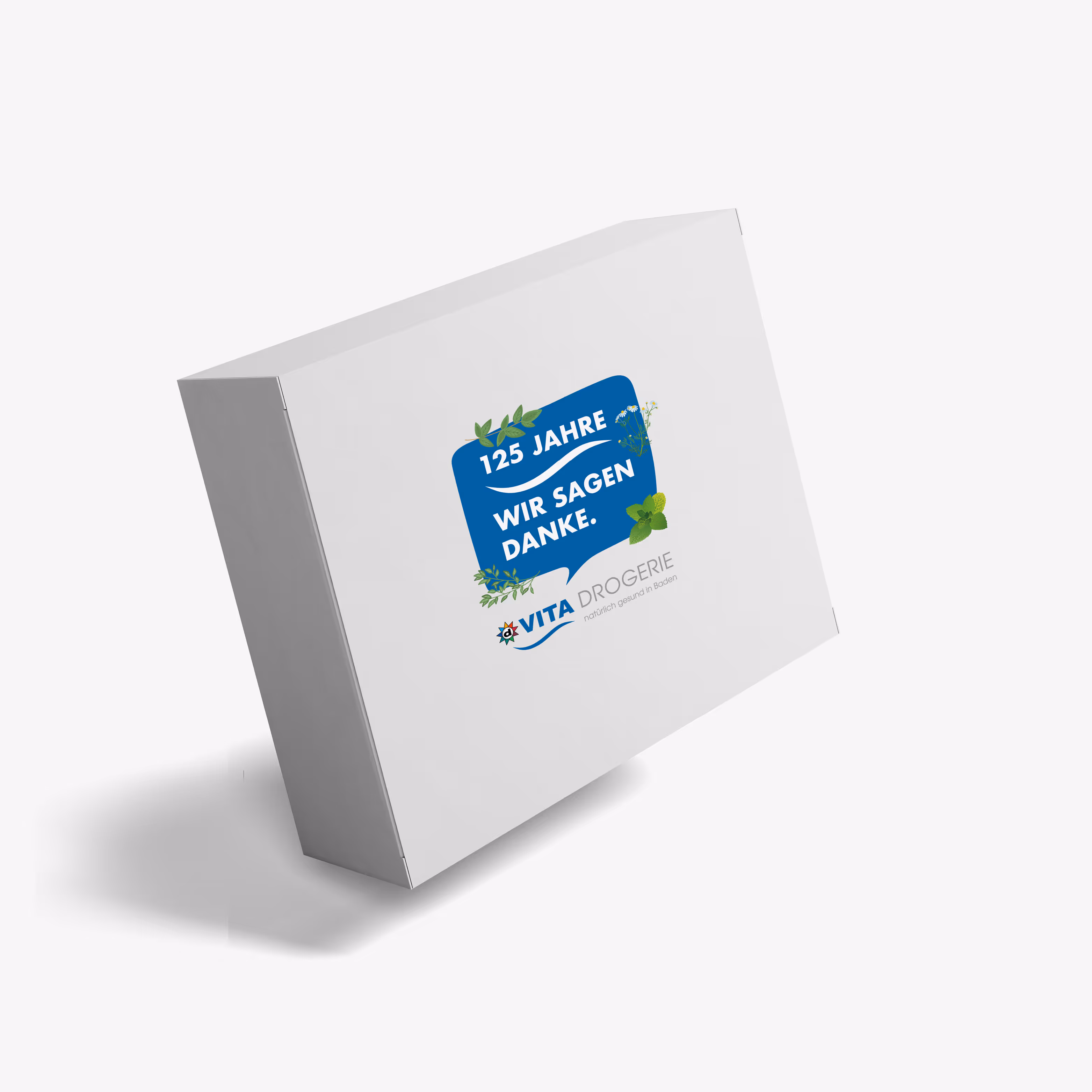 125 Jahre Vita Drogerie Baden: Jubiläumsbranding mit Mailing, Plakat, Busbeschriftung, Beachflags und Aufklebern. Wertschätzung mit System.