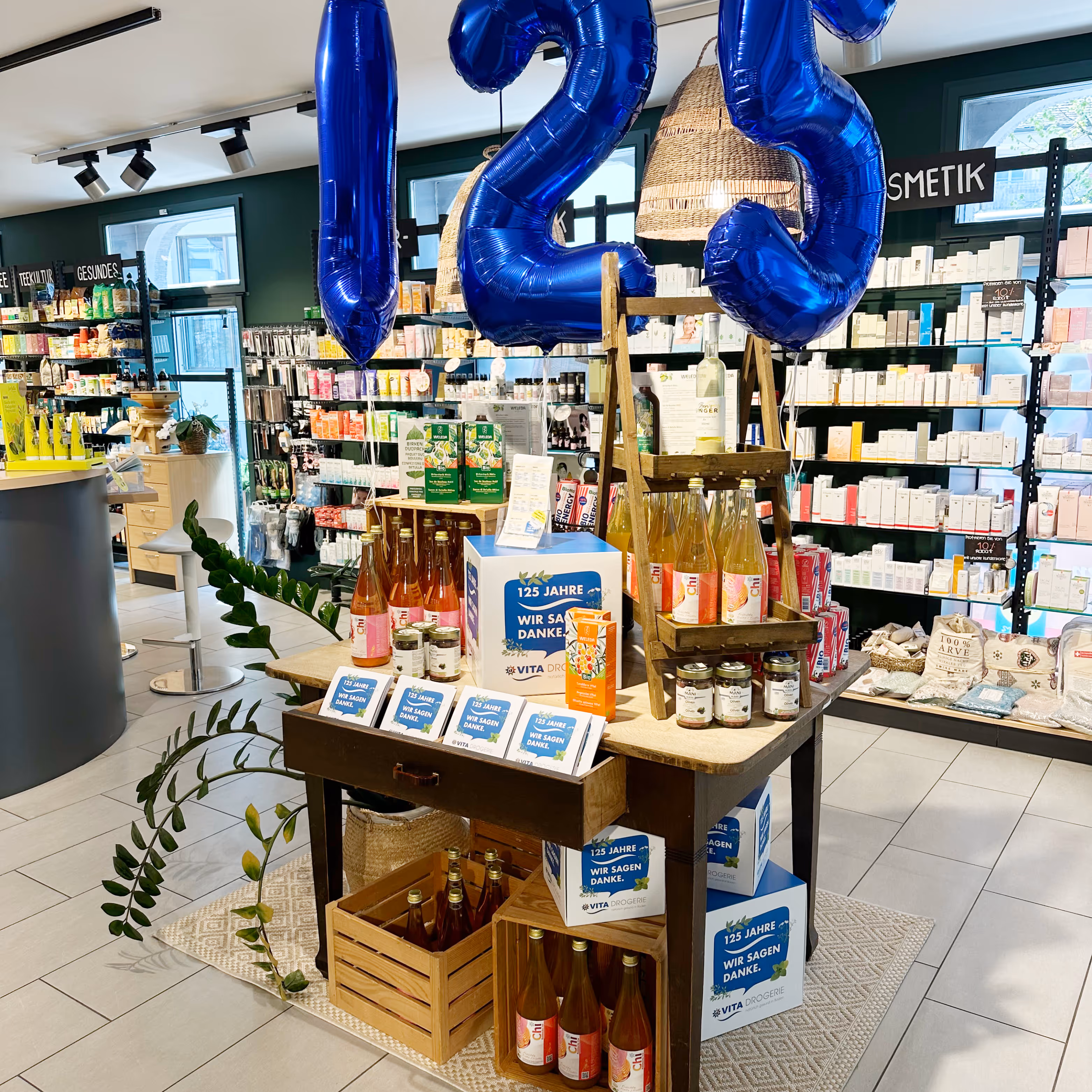 125 Jahre Vita Drogerie Baden: Jubiläumsbranding mit Mailing, Plakat, Busbeschriftung, Beachflags und Aufklebern. Wertschätzung mit System.