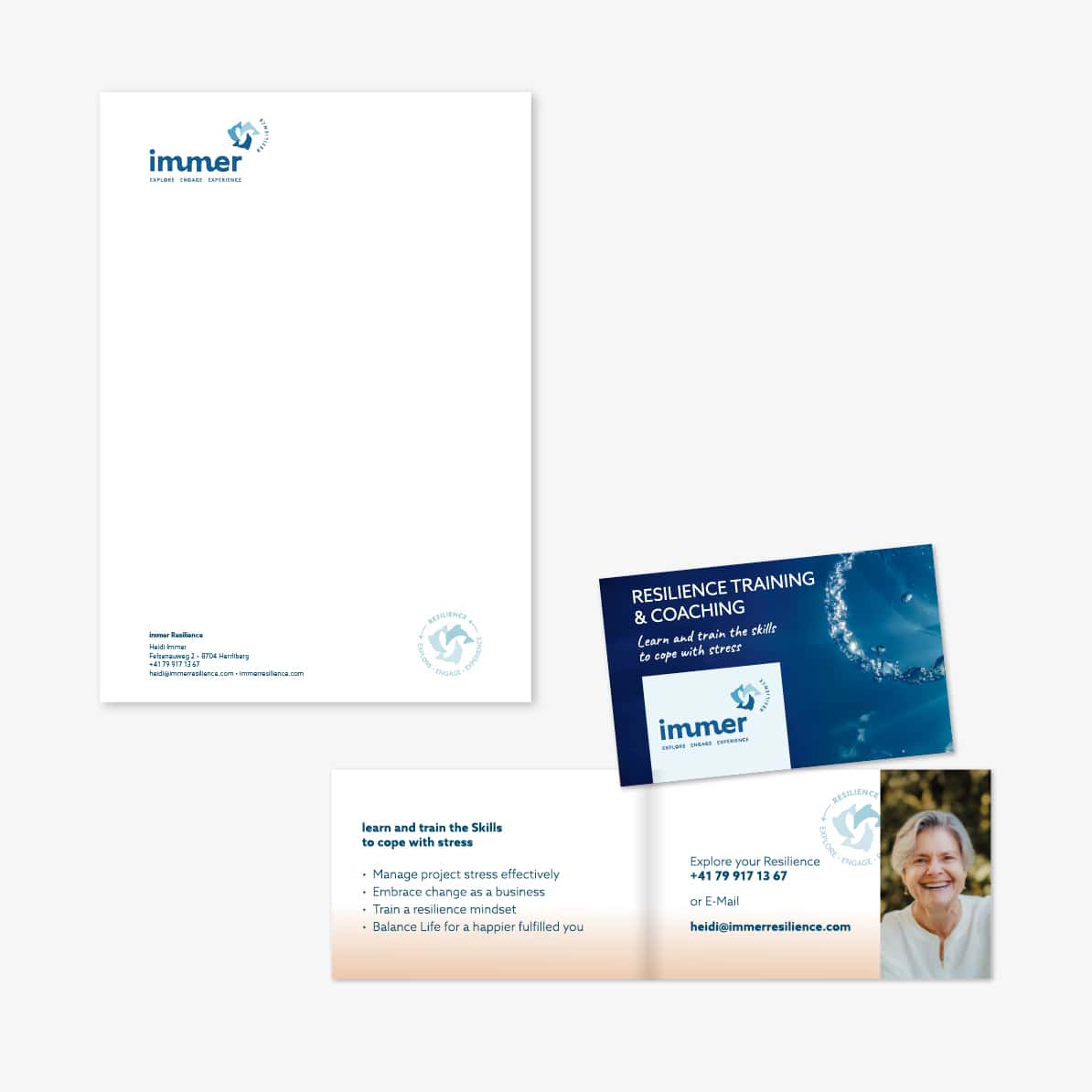 Flyer- & Mailing-Design für immer RESILIENCE – Faltblatt mit aufgeschlagenen Innenseiten