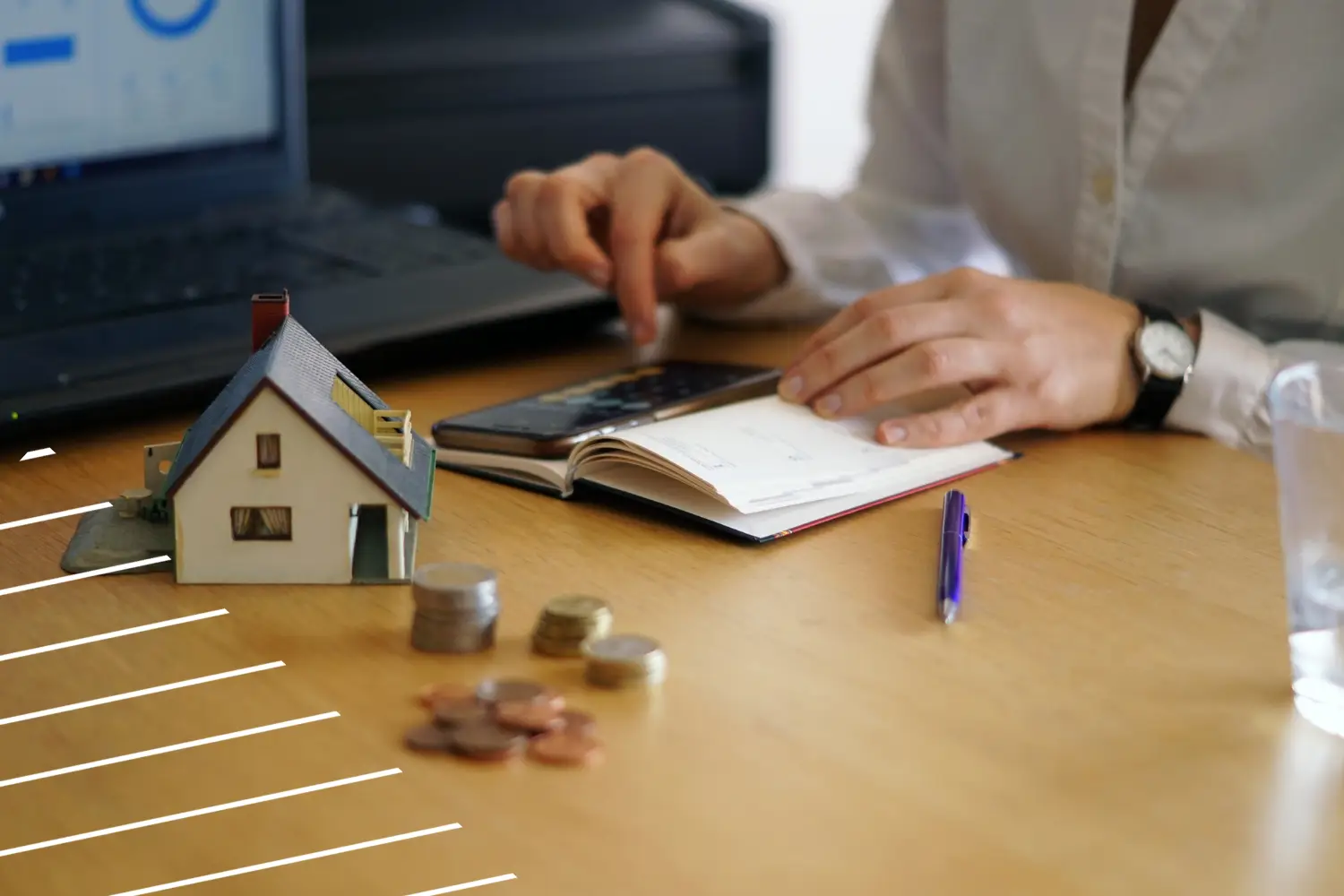 <p> <img src="calculo-de-aguinaldo-inversion.webp" alt=""> <strong>Mujer calculando su aguinaldo para invertir, primer plano de una casa y dinero:</strong> ... </p>