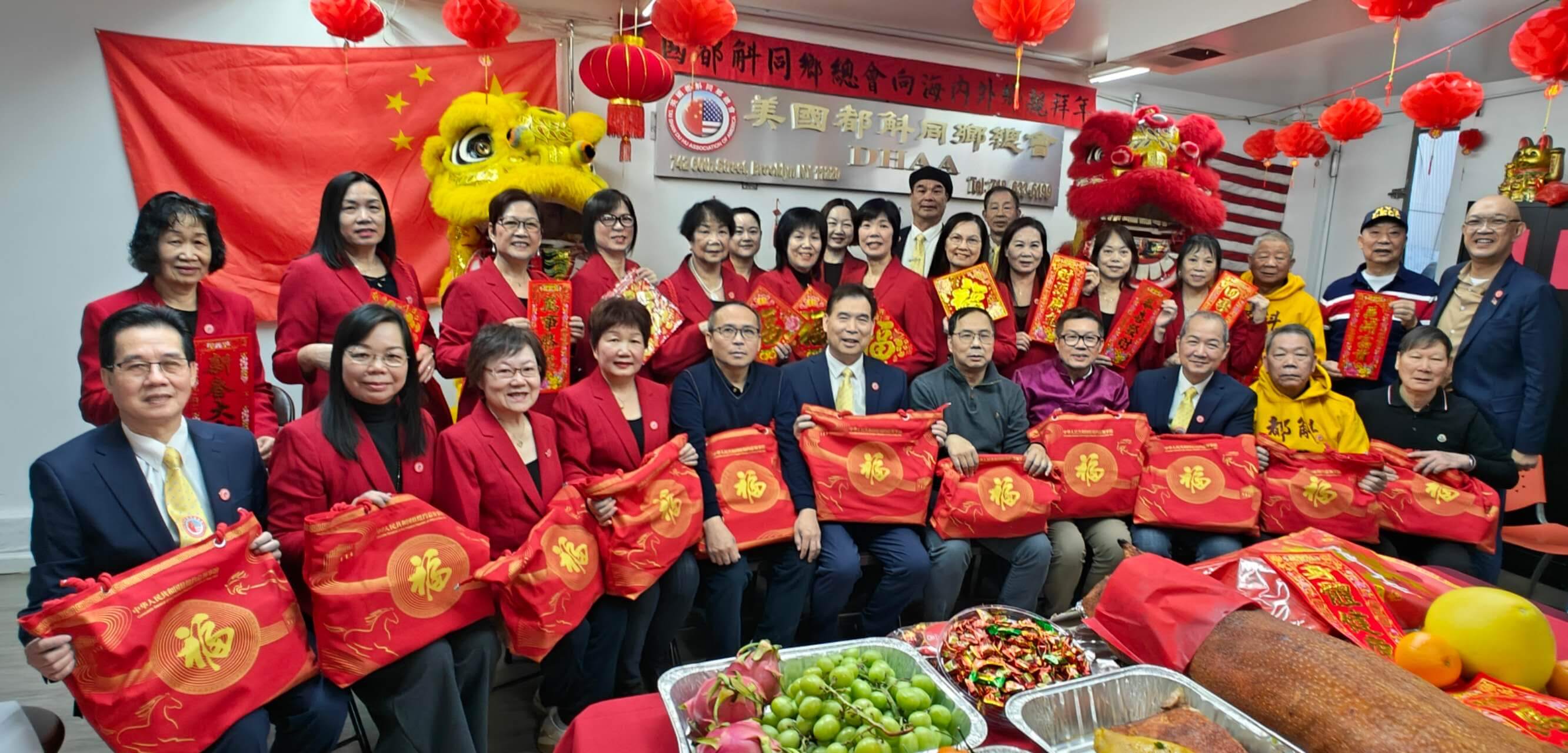 一个身穿格子衬衫的男人对坐在舒适温暖的户外场所的桌旁的细心听众说话。气氛热闹而活跃。