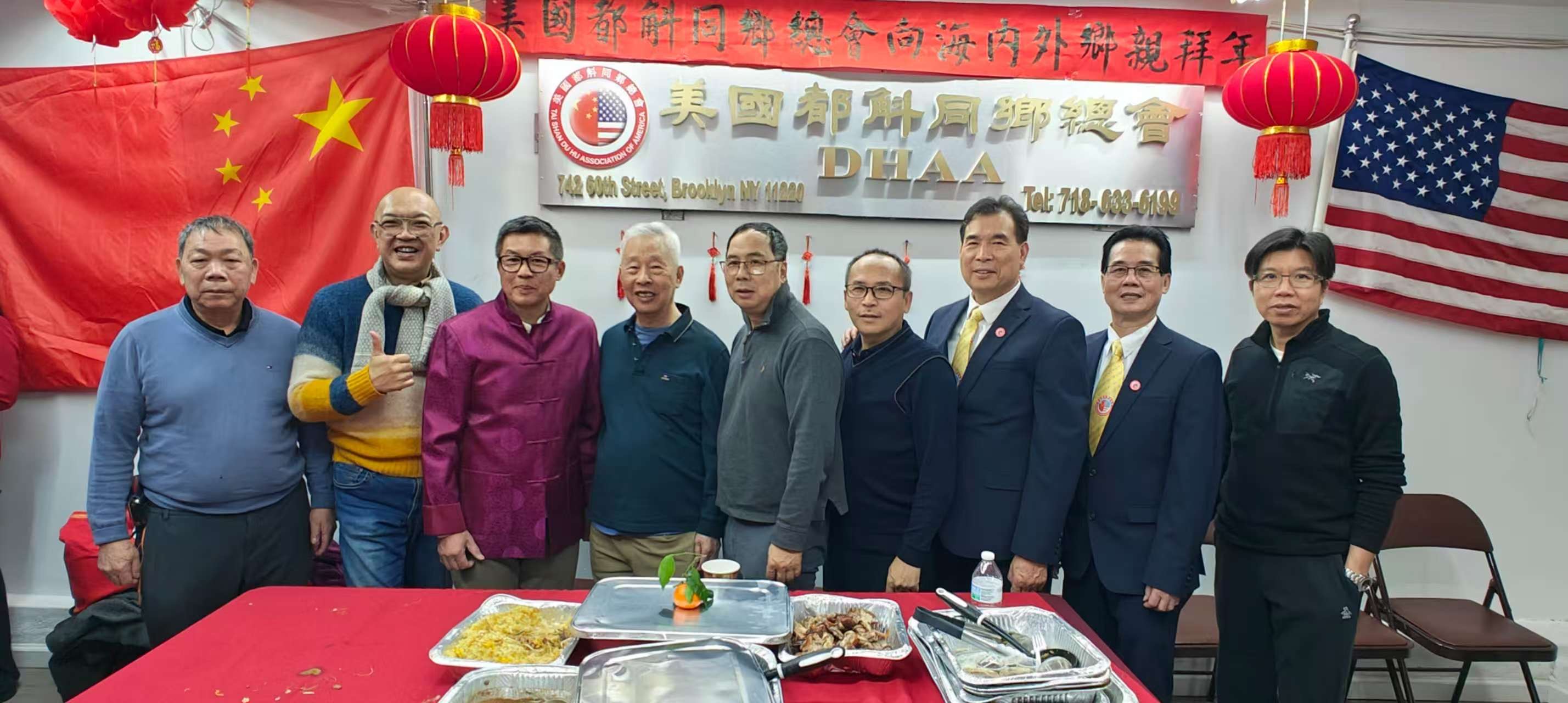 两个人在阳光明媚的黄色花田里欢乐地笑了起来。场景传达了快乐和无忧无虑的夏日气氛。