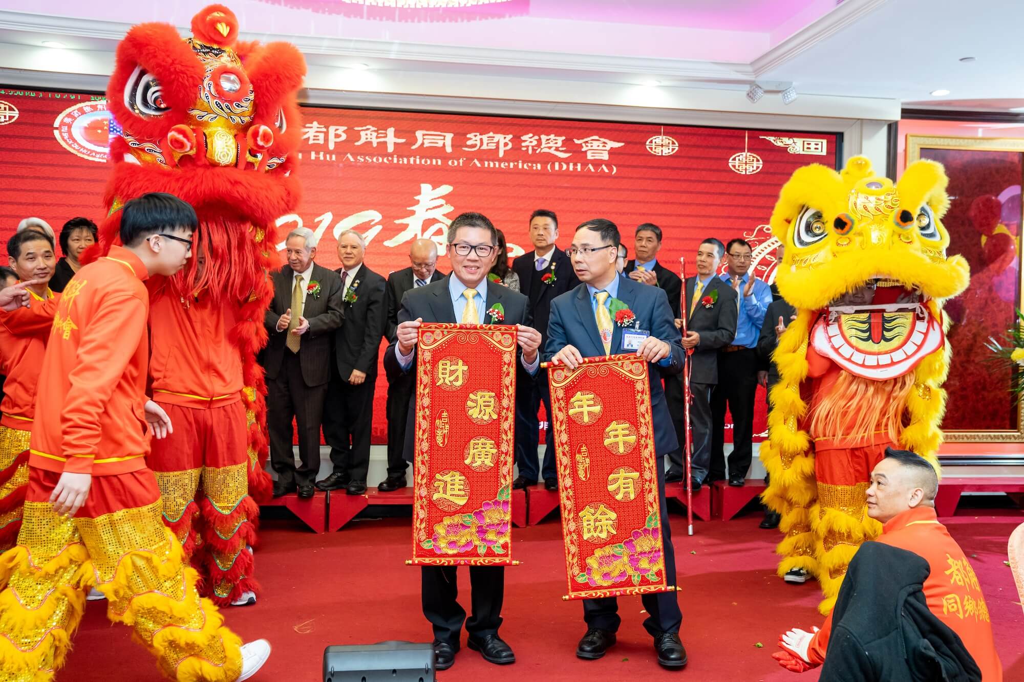 纽约市DHAA主席庆祝手持繁荣的中国卷轴