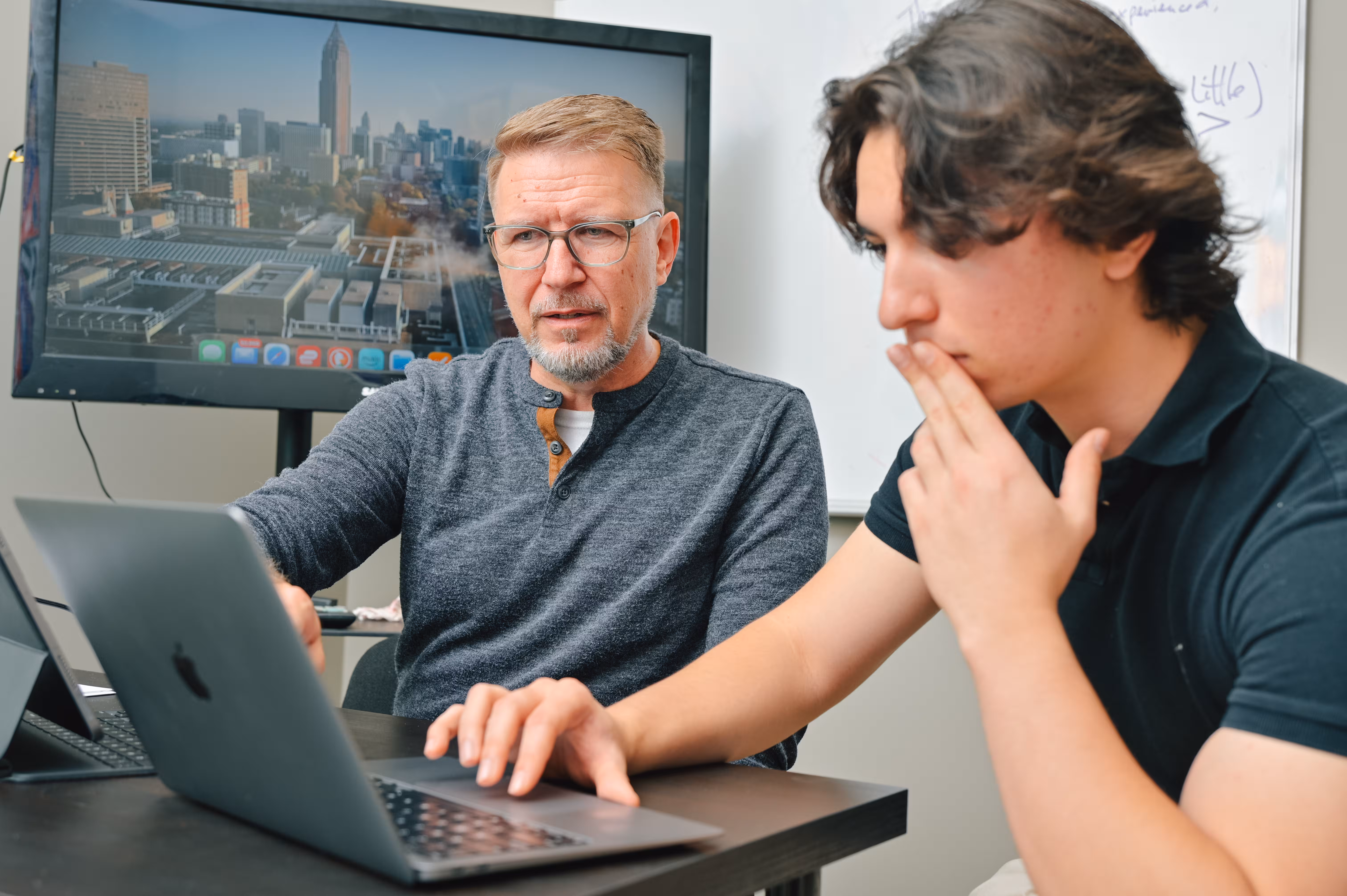 Mark Cruver advising student