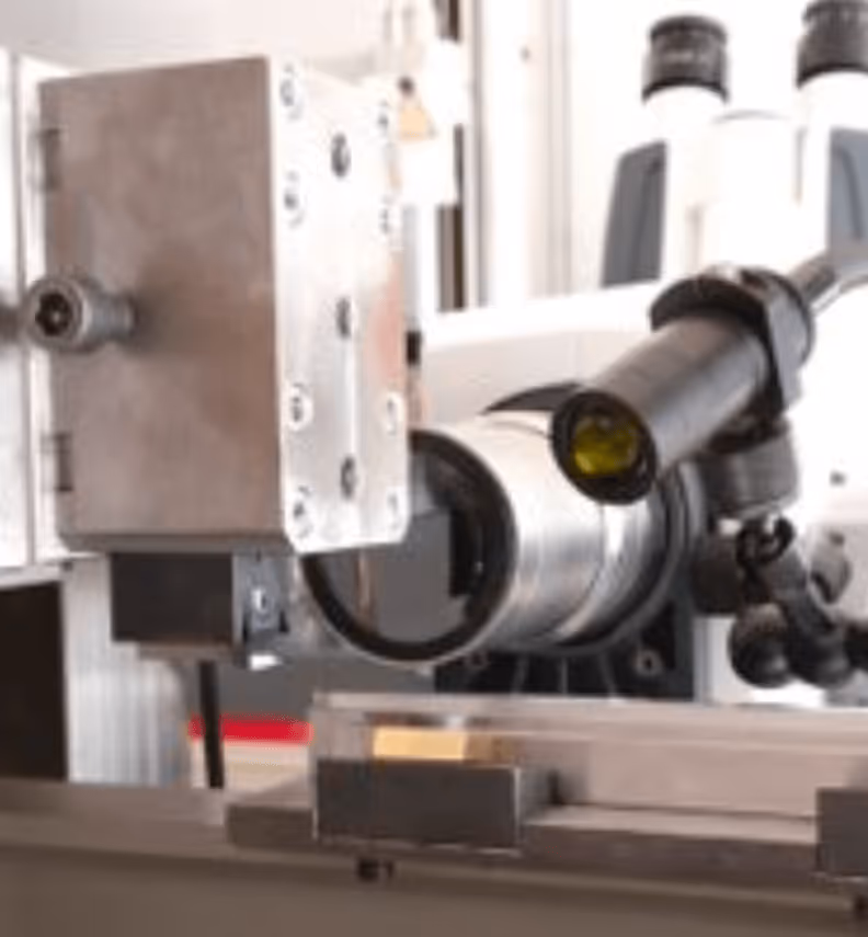 Industrielle Lasermaschine mit Metallgehäuse und Optiksystem, Präzisionsinstrument für Materialbearbeitung.