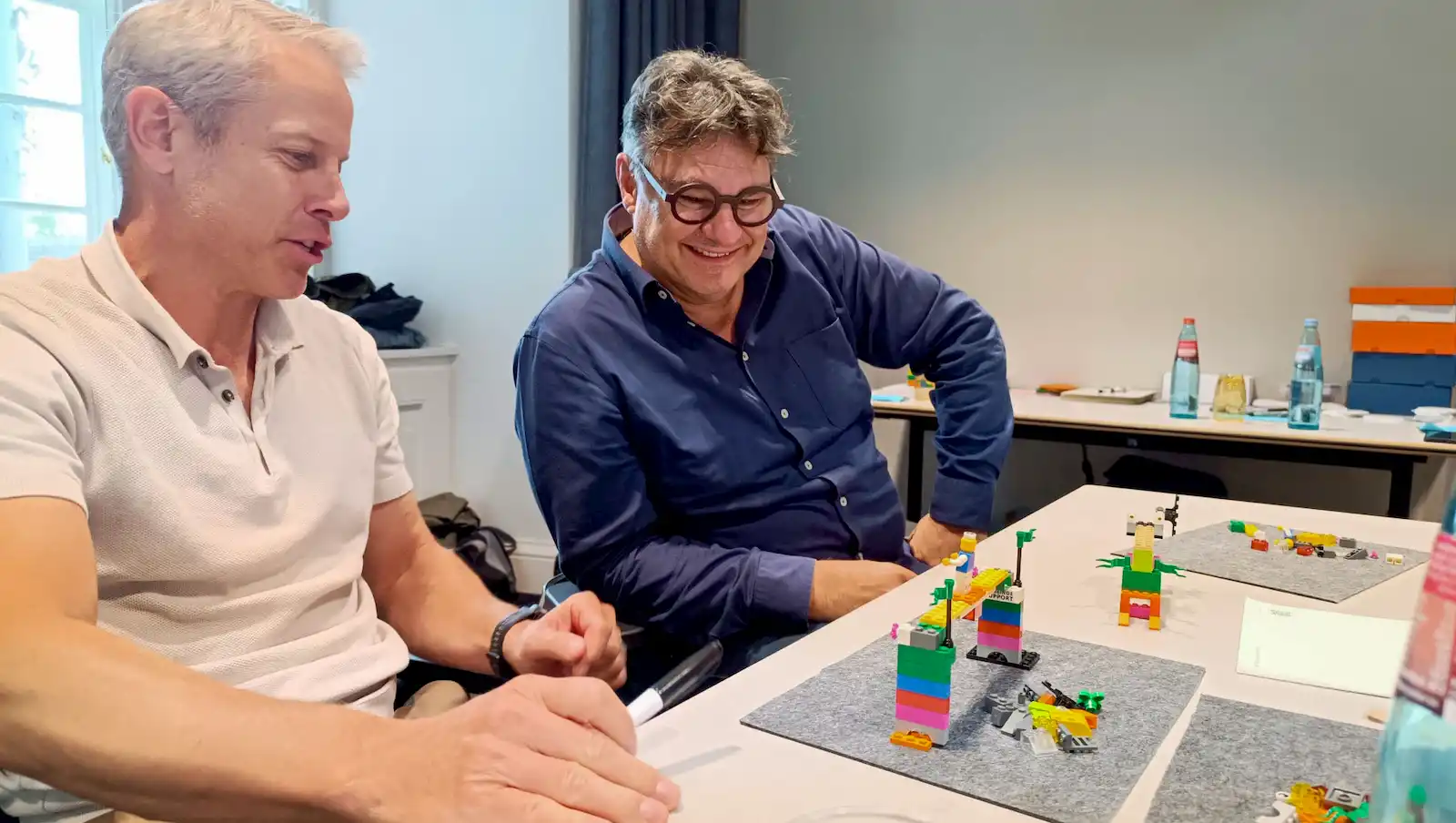 Zwei Herren beim Lego bauen als Workshop