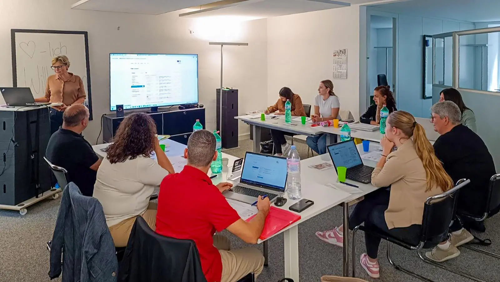 Erfolgreiche STAG-Weiterbildungen mit praxisnahem Wissen zu Steuerinkasso, E-SchKG und Betreibungswesen.