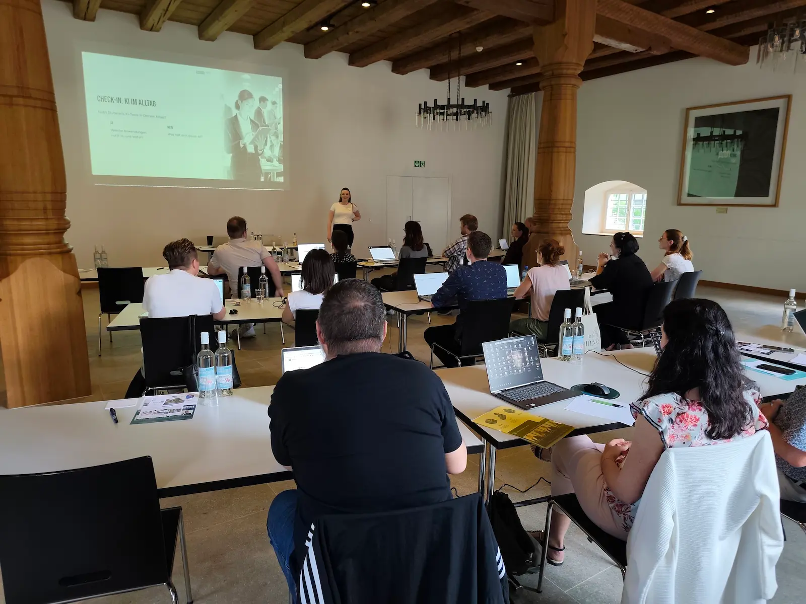Gerne geben wir unseren Kunden eine Stimme. Wir lassen daher Lukas Jansen den besuchten KI-Workshop zusammenfassen.