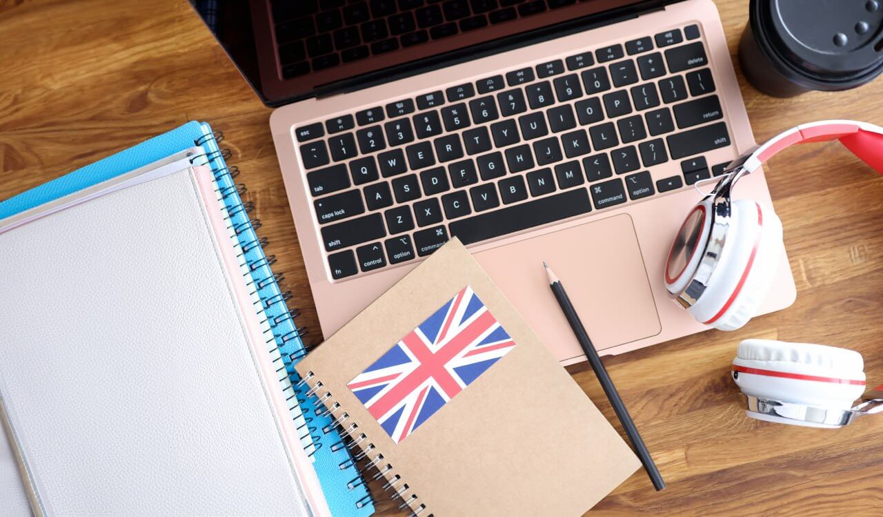 alfabet mergaitė pasvirusi