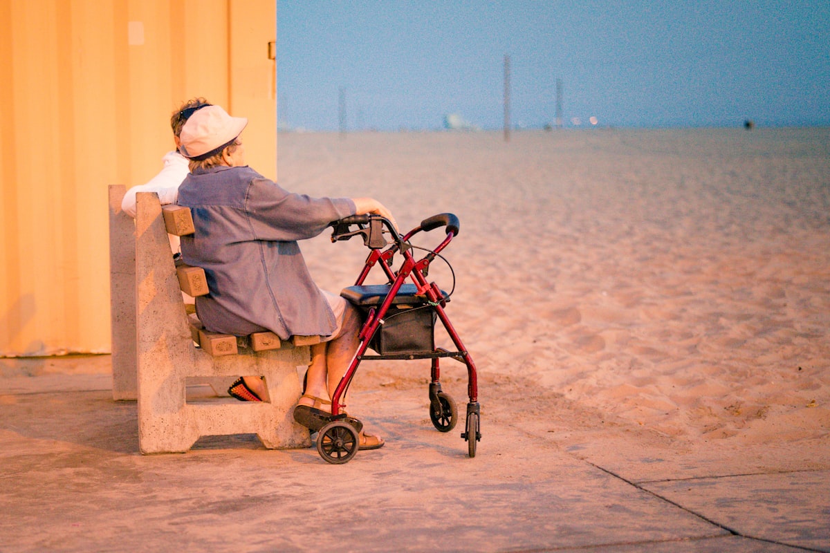 Femme aidante assise au bord de l'eau, moment de repos et de ressourcement